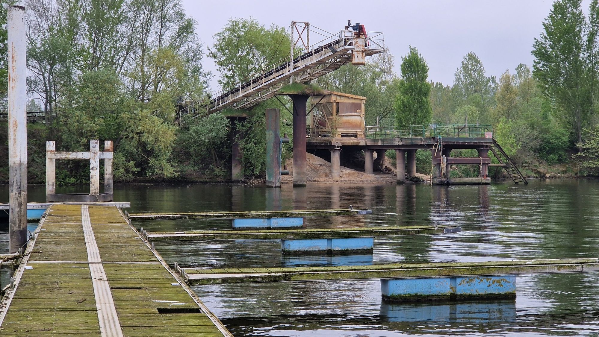 The entrance pontoon, not very welcoming 